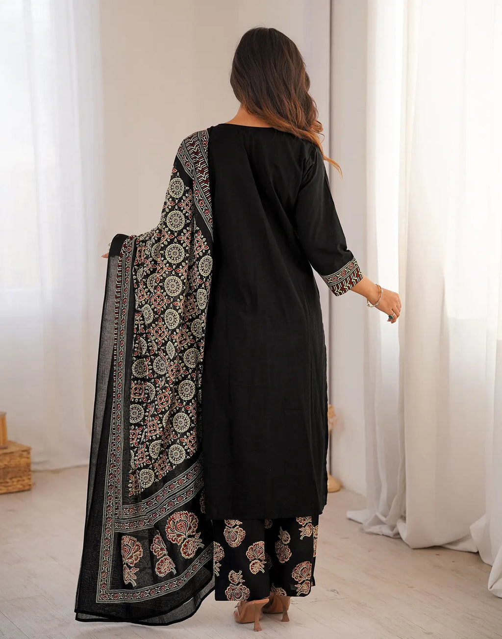 Skylee Cotton Printed Straight 3 Piece Kurta Set For Woman