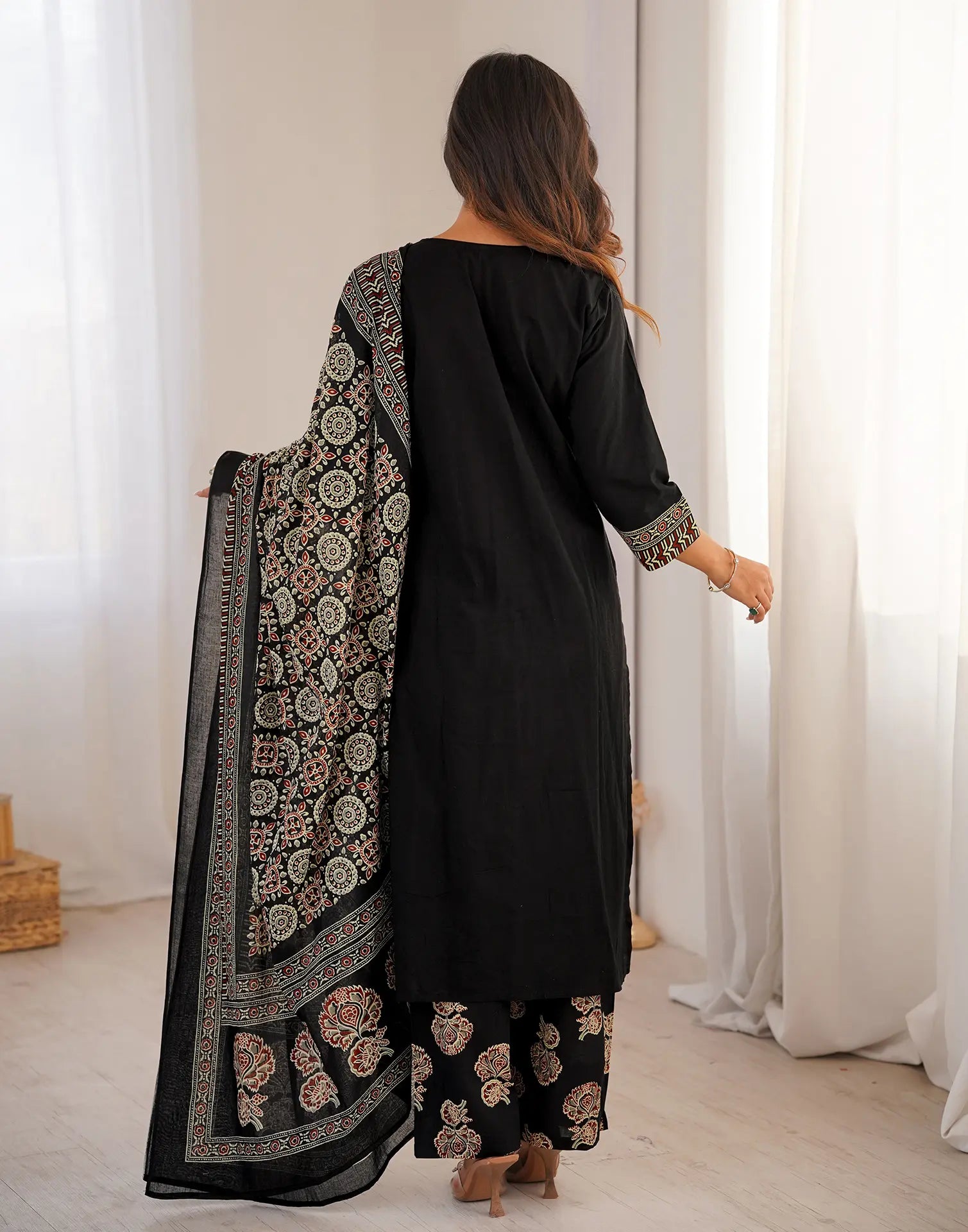 Skylee Cotton Printed Straight 3 Piece Kurta Set For Woman