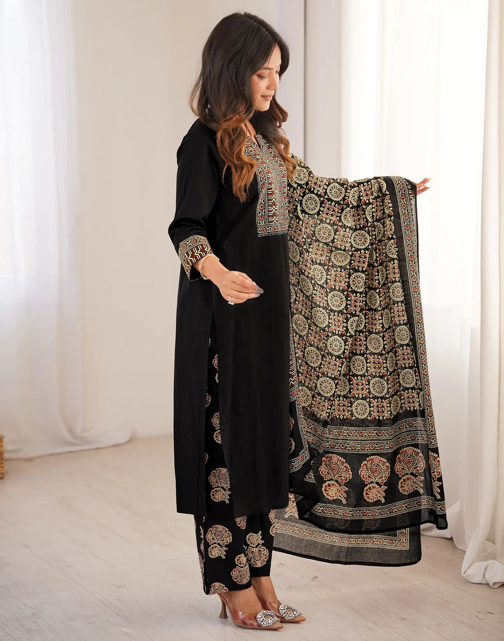 Skylee Cotton Printed Straight 3 Piece Kurta Set For Woman