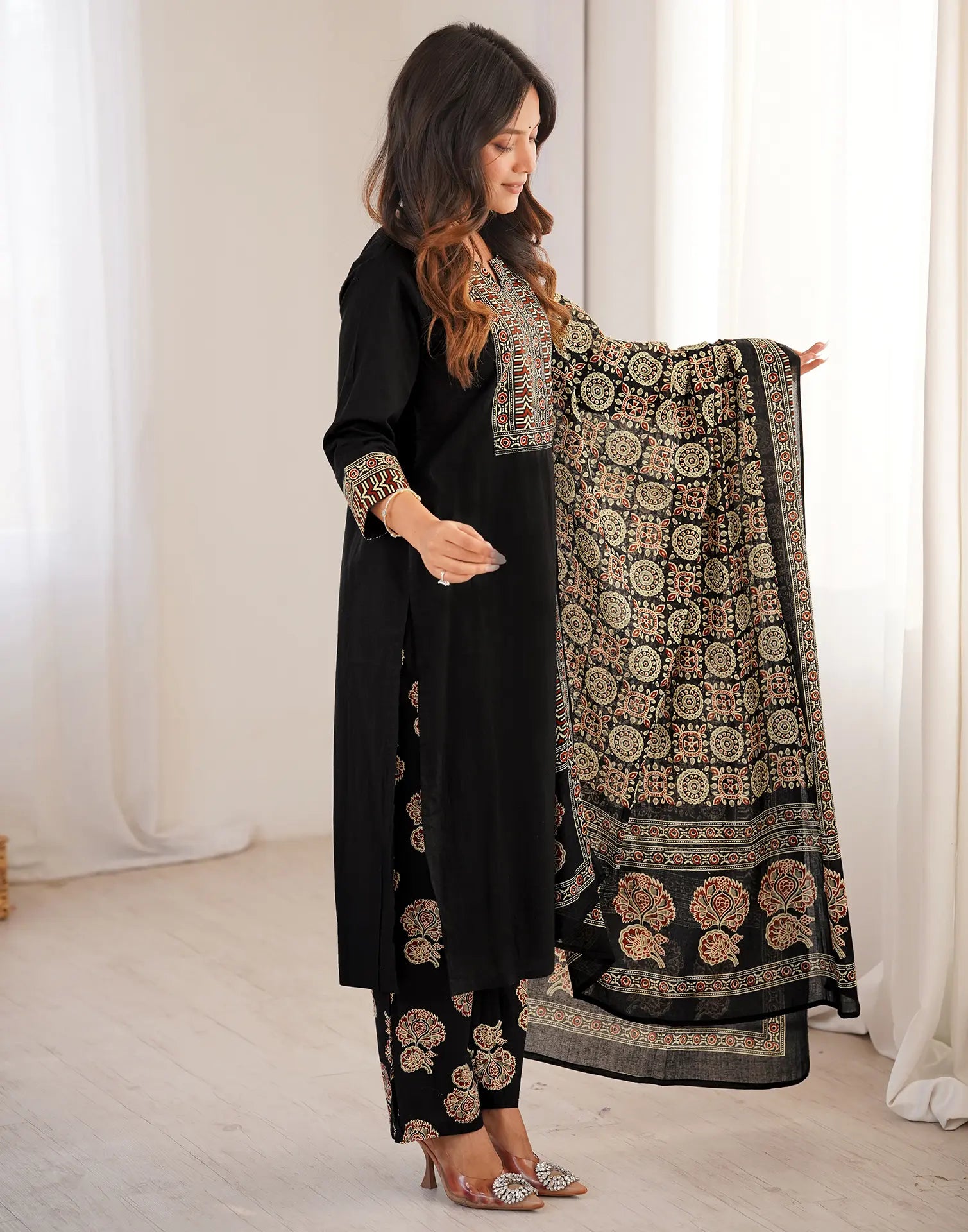 Skylee Cotton Printed Straight 3 Piece Kurta Set For Woman