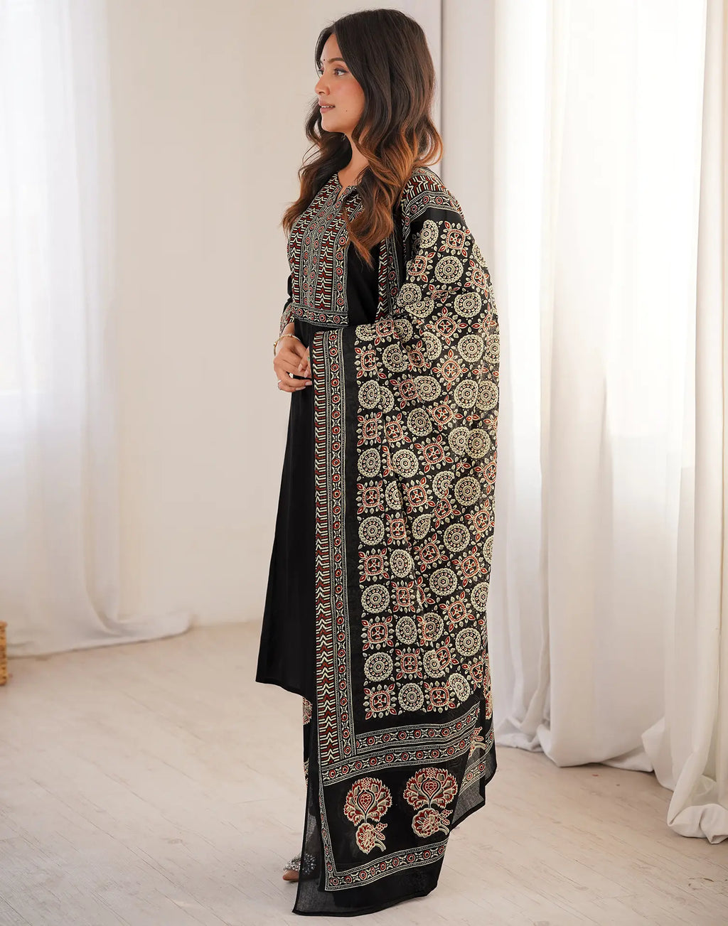 Skylee Cotton Printed Straight 3 Piece Kurta Set For Woman