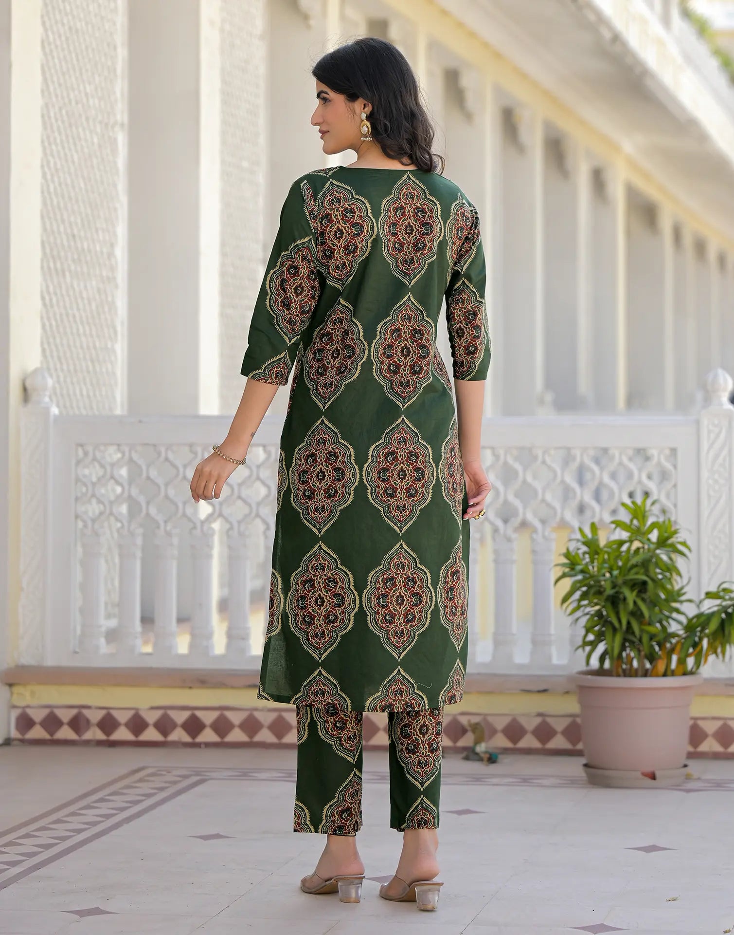 Skylee Cotton Printed Straight 3 Piece Kurta Set For Woman
