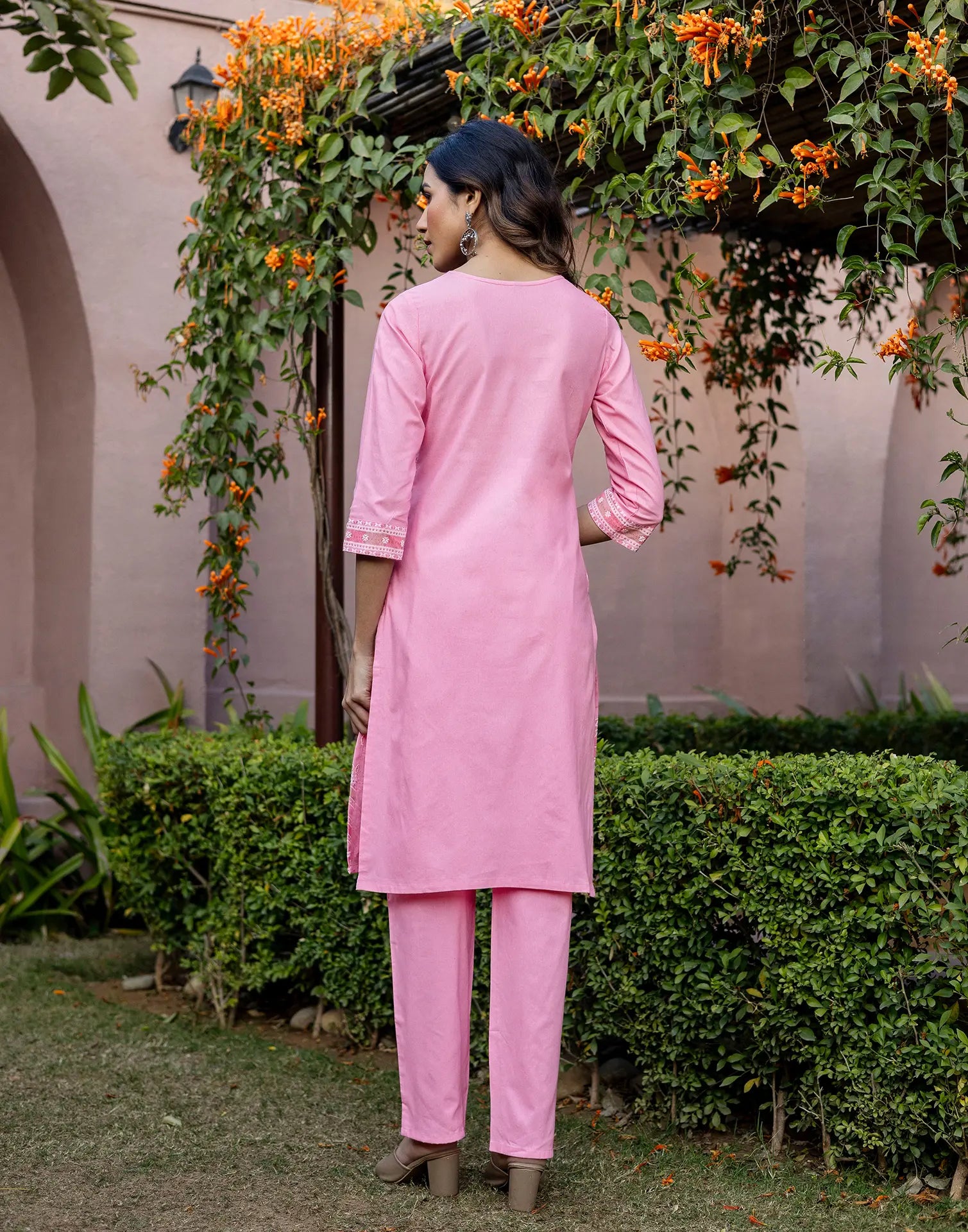 Soft Pink Round Neck Pigment Print Straight 3 Piece Kurta Set with Dupatta