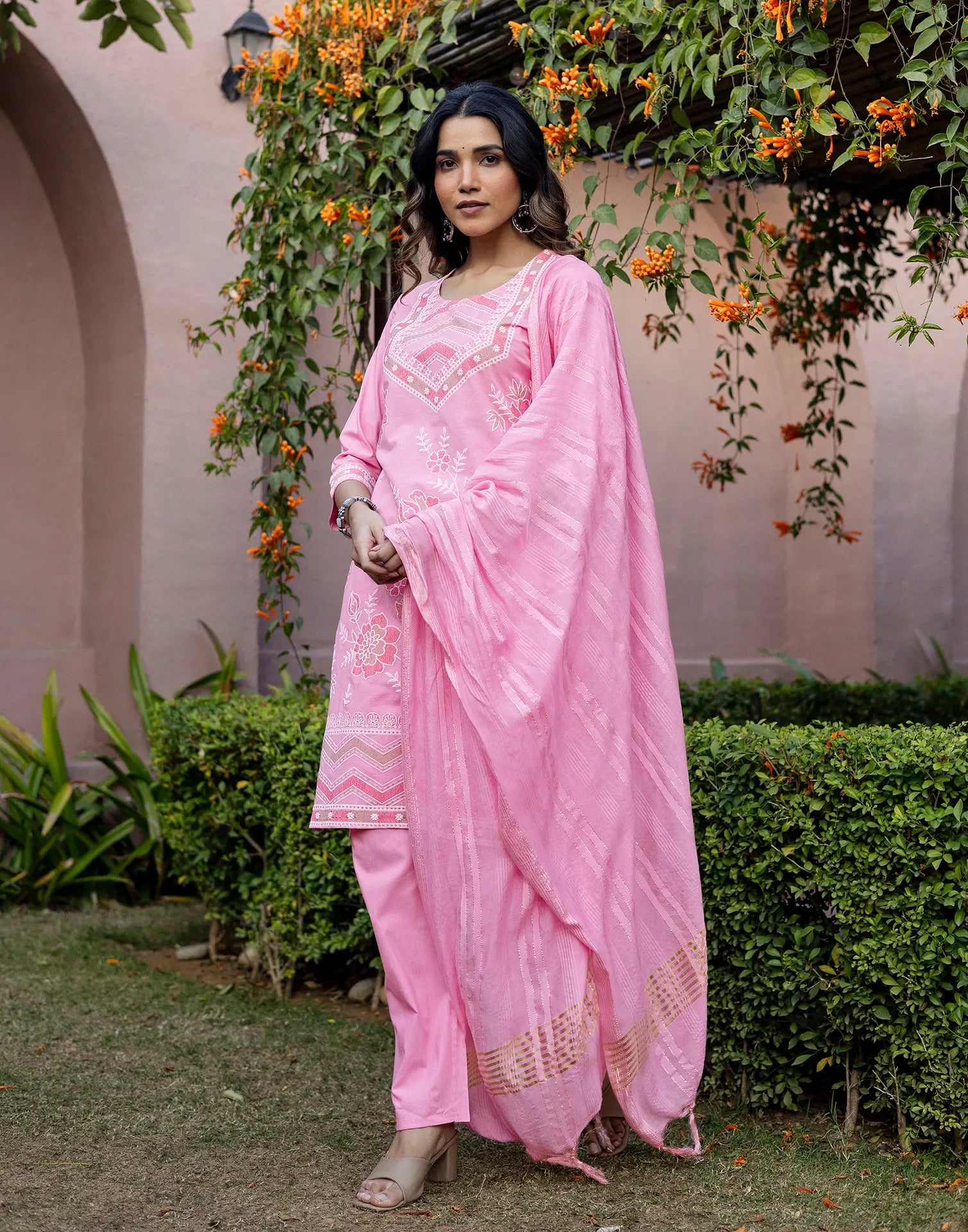 Soft Pink Round Neck Pigment Print Straight 3 Piece Kurta Set with Dupatta