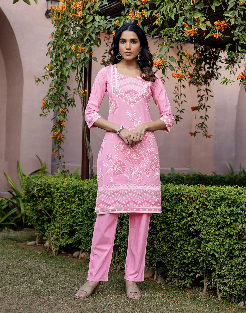 Soft Pink Round Neck Pigment Print Straight 3 Piece Kurta Set with Dupatta