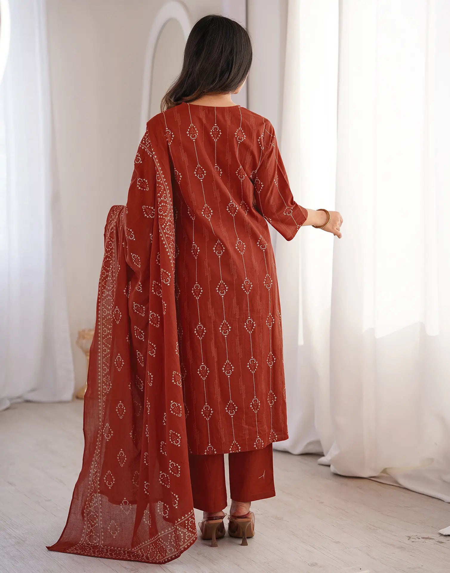 Skylee Viscose Printed Straight 3 Piece Kurta Set For Woman