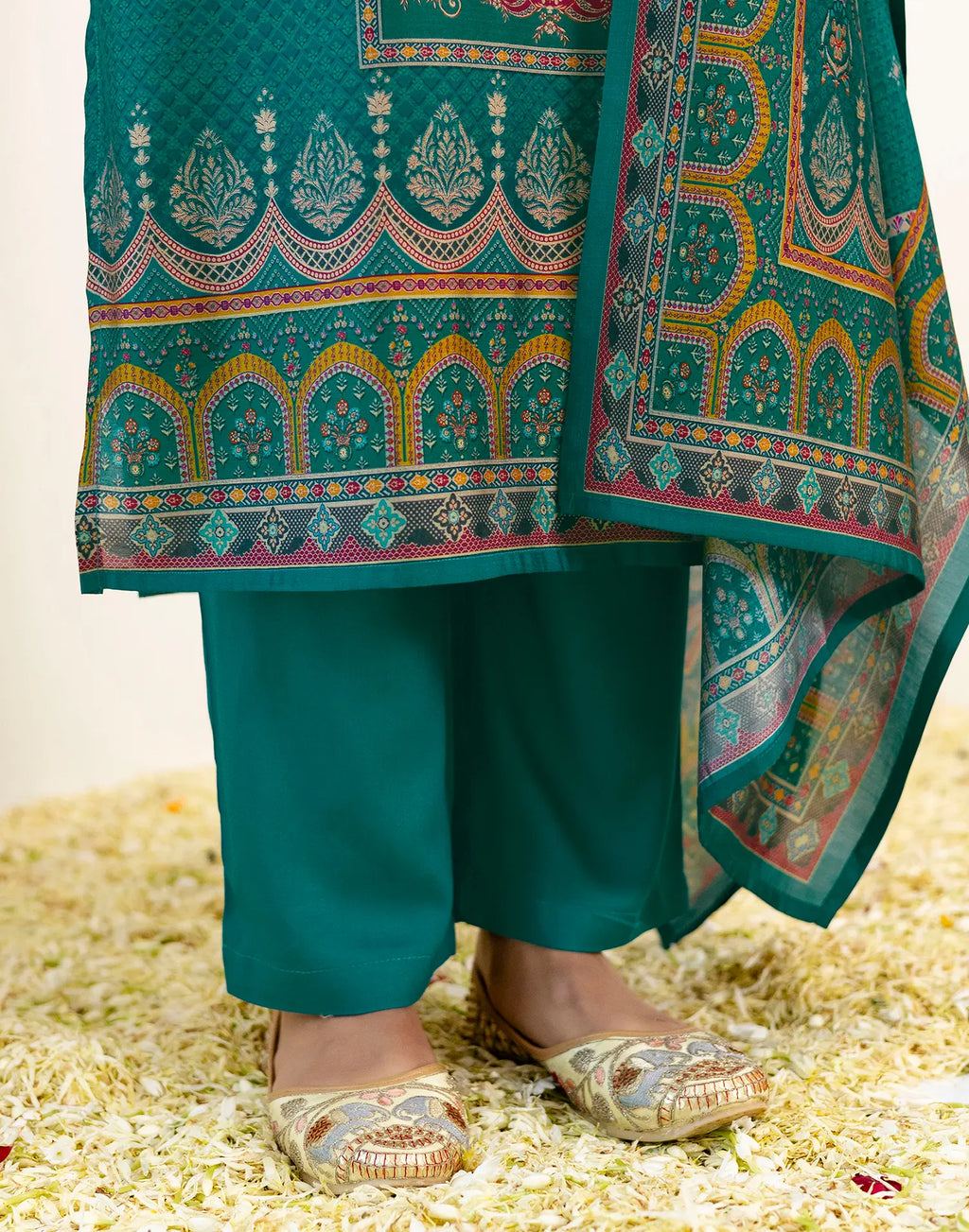 Skylee Silk Printed Straight 3 Piece Kurta Set For Woman