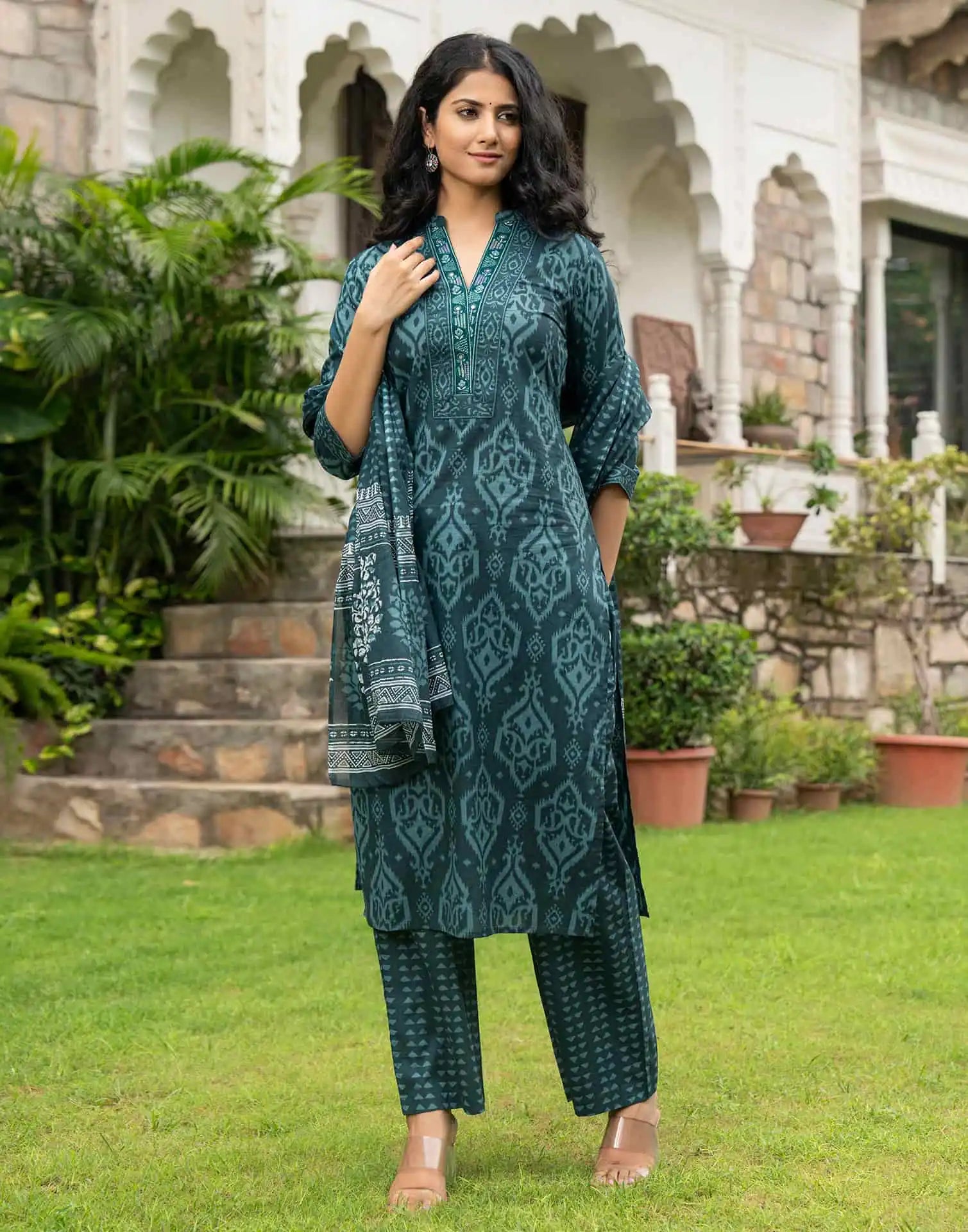 Affordable v neck kurta set 