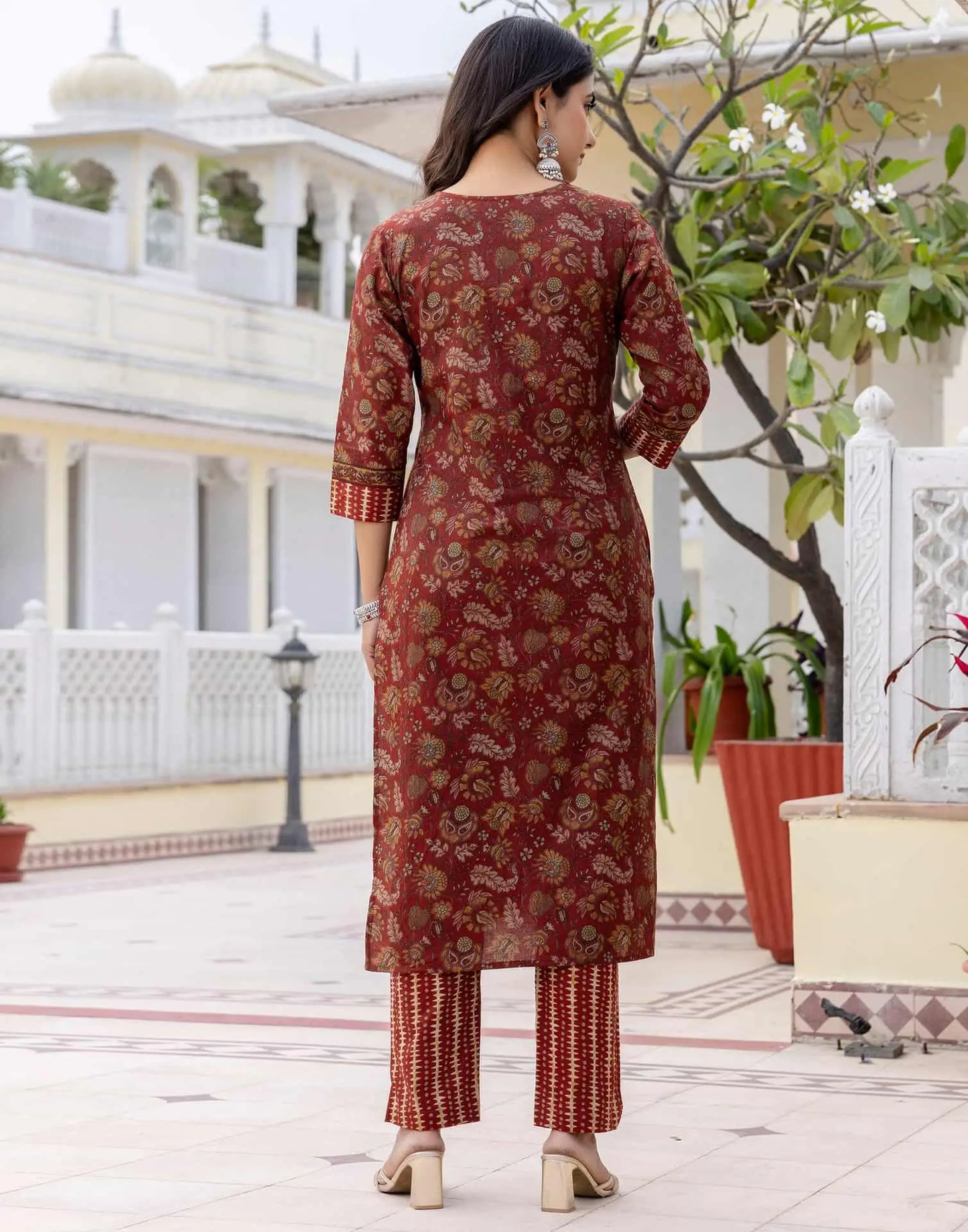 Affordable v neck kurta set 