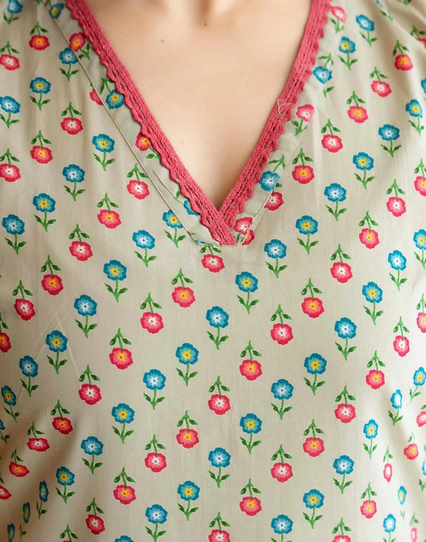 Affordable v neck kurta set 