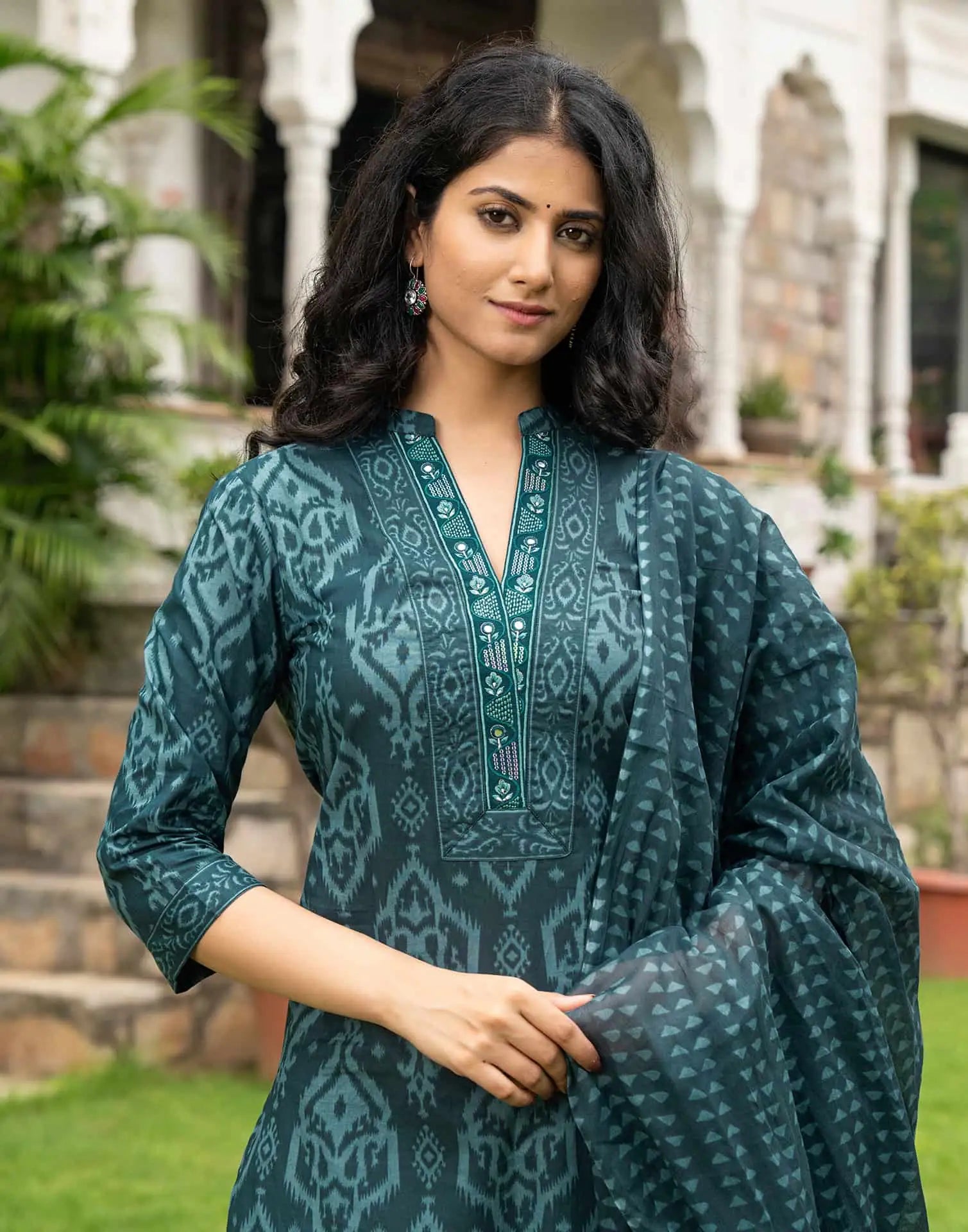 Affordable v neck kurta set 