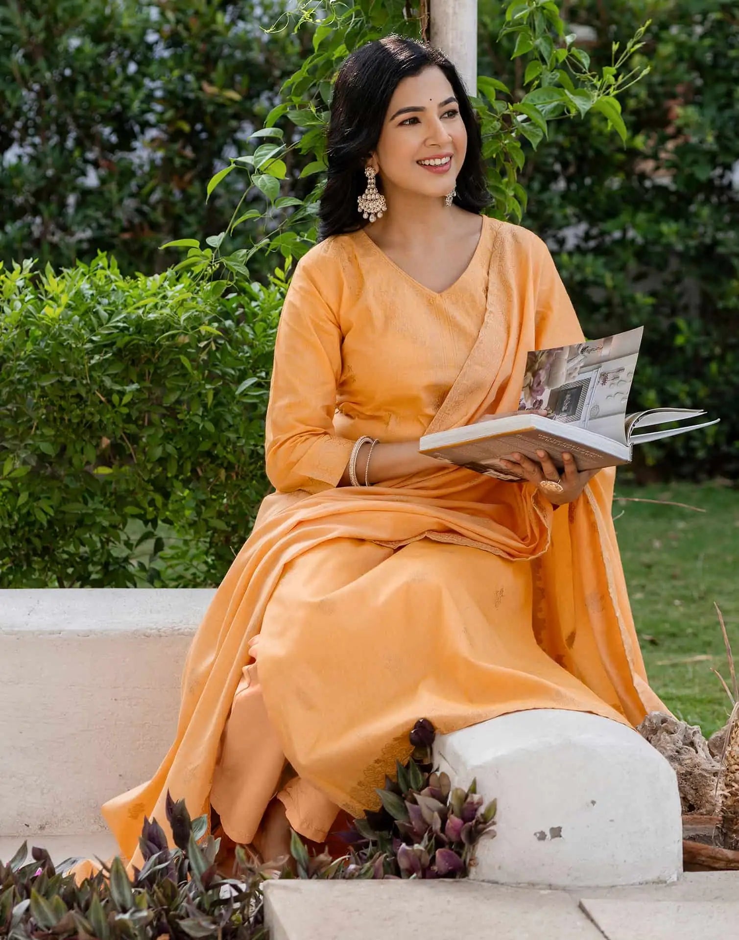 Skylee Cotton Woven Woven Straight 3 Piece Kurta Set For Woman