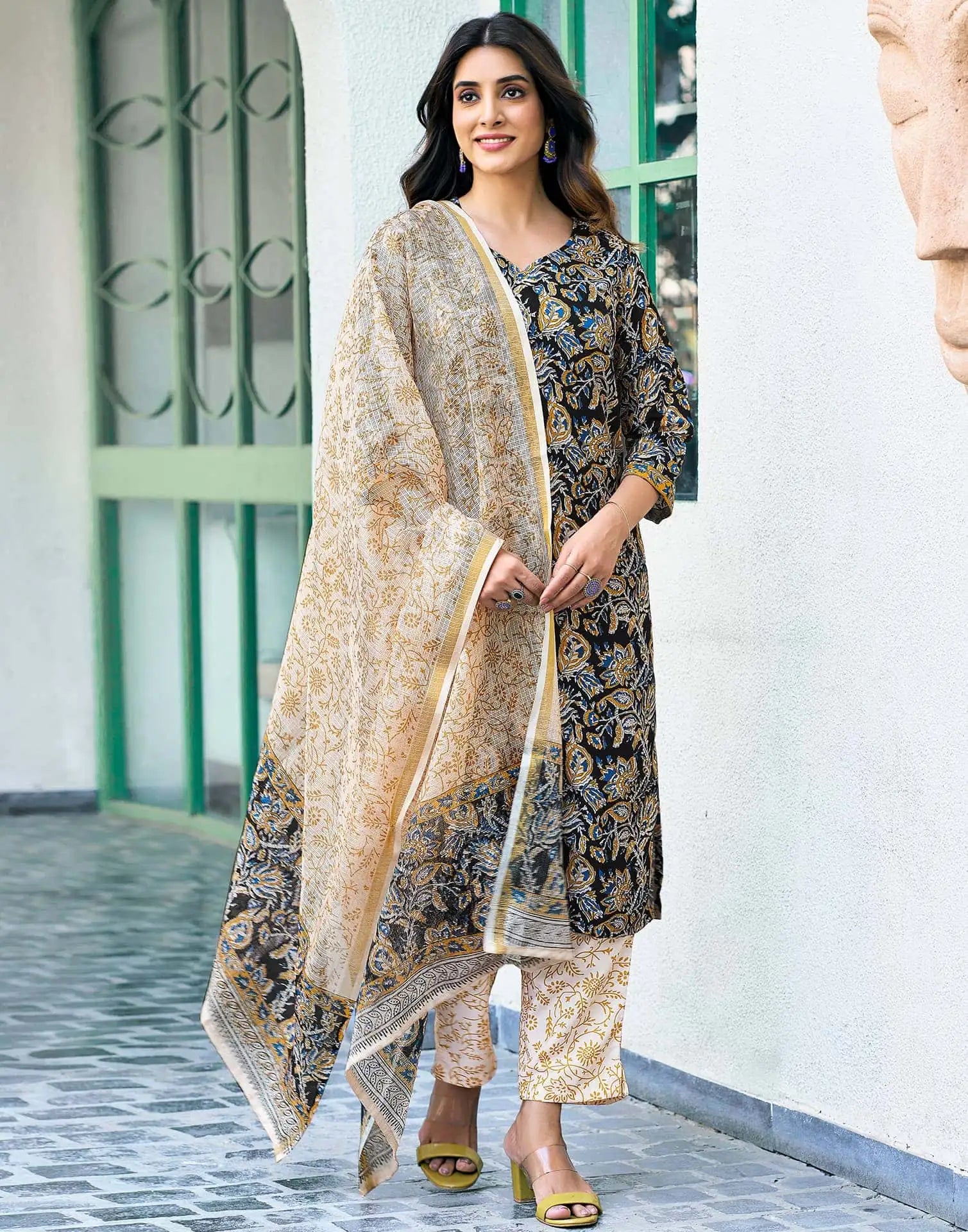 Skylee Viscose Rayon Floral Print Straight 3 Piece Kurta Set For Woman